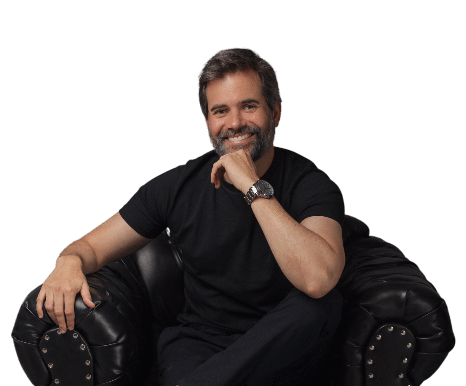 Dr Diogo Marinheiro Sentado em uma poltrona sorrindo